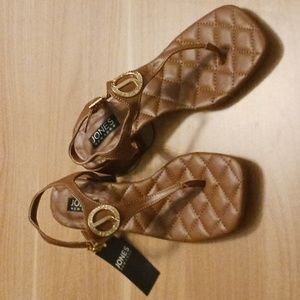 Jones New York "Heatha" Faux Leather Brown Thong Sandals in Size 7.5M (NWT)
